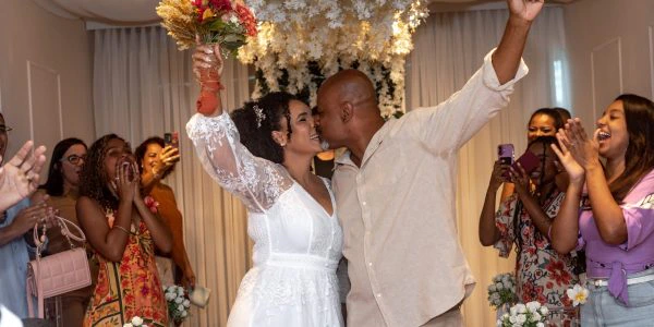 Casal celebrando seu casamento